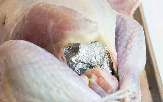 1. Этап. Индейка с клюквенным соусом: 2. Кусочком фольги прикройте всю начинку, чтобы она не сгорела, так как время запекания довольно длительное.