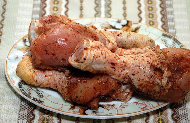 1. Этап. Куриные ножки под соусом: Хорошенько натрите специями куриные ножки.
