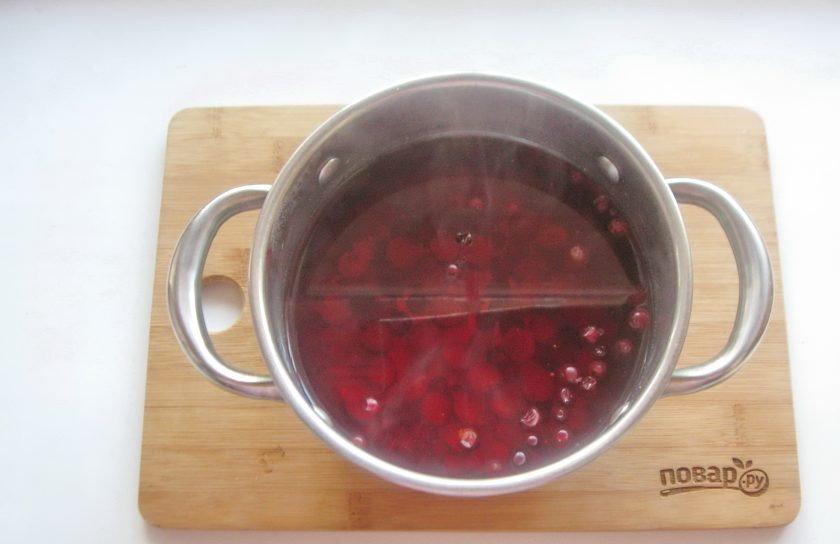 1. Этап. Кисель с пектином: Доведите до кипения и варите ягоды 15 минут.