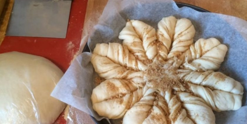 1. Этап. Булочки, политые шоколадом: То же самое проделайте с другими полосками. Аккуратно переложите пирог на бумагу для выпечки и посыпьте тростниковым сахаром. Накройте пирог пленкой и дайте ему отдохнуть 30 минут.