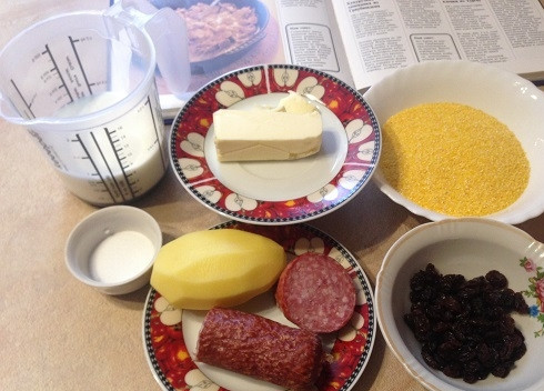 1. Этап. Швейцарская кукурузная запеканка: 1. Ингредиенты для приготовления запеканки. Колбасу для этого блюда можно брать разную, но сырокопченая должна быть обязательно. Можно добавить копченую корейку, кусочки заранее обжаренного мяса.