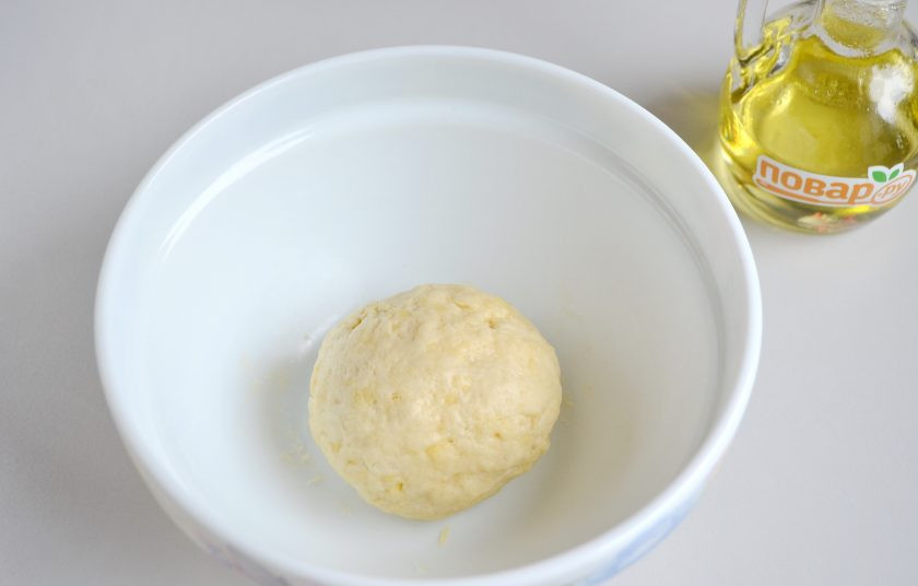 1. Этап. Пицца на сырном тесте: 4. Замесите мягкое пластичное тесто.