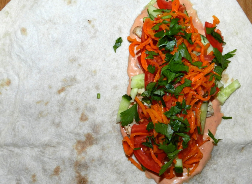 1. Этап. Шаурма из лаваша с курицей: 10. Затем в произвольном порядке добавить все ингредиенты начинки.