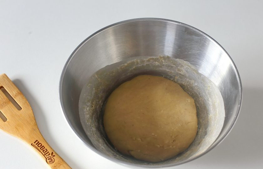 1. Этап. Медовые пряники на пару: Замесите мягкое тесто.