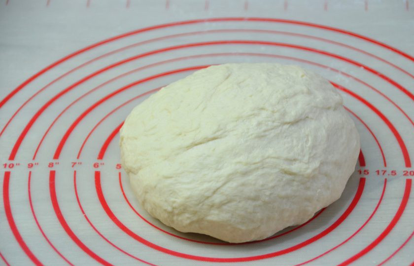 1. Этап. Марроканские лепешки Батбуты: Вымешивайте тесто руками минут 5-7, до тех пор, пока оно не станет эластичным и не будет прилипать к рукам.