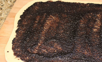 1. Этап. Рулет с маком из дрожжевого теста: 2. Когда тесто поднимется, обминаем его, затем пусть еще раз пусть постоит полчаса. Тем временем сделаем начинку: растопим остаток масла и запаренный мак, немного их подержим на сковороде, чтобы мак стал мягким. Дальше тесто раскатаем в пласт, выкладываем маковую начинку.