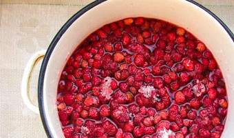 1. Этап. Земляничное варенье жидкое: Промываем деликатно землянику, засыпаем её сахаром. Ставим ягоду в холодильник на ночь. Она должна дать сок.