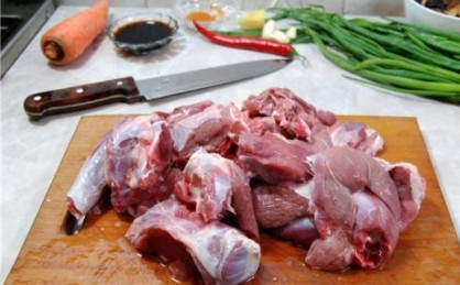 1. Этап. Суп с бараниной: Мясо необходимо хорошо помыть и нарезать на небольшие куски. Затем заливаем его водой, добавляем пару стеблей зеленого лука, доводим до кипения и варим на маленьком огне 1,5 часа.