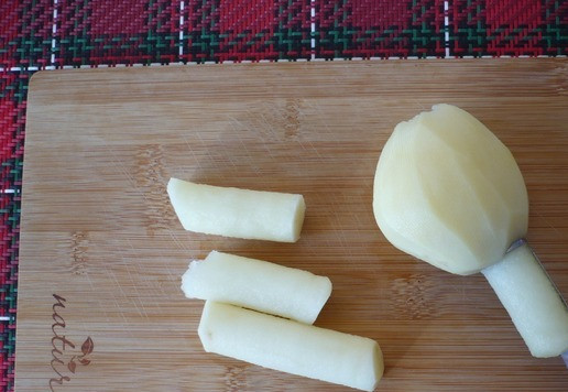 1. Этап. Салат рождественский Золотое полено: Из сырого картофеля ножом для удаления сердцевины яблок вырежьте 