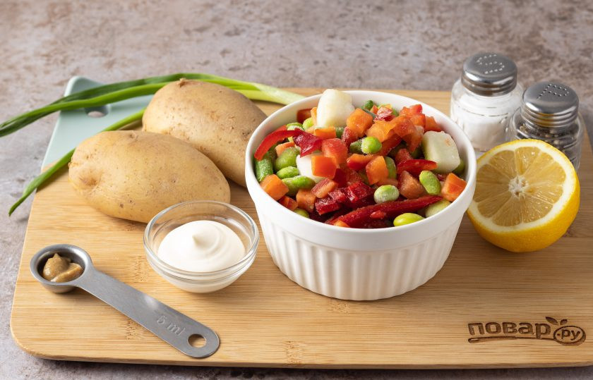 1. Этап. Cалат из замороженных овощей: Подготовьте все ингредиенты.