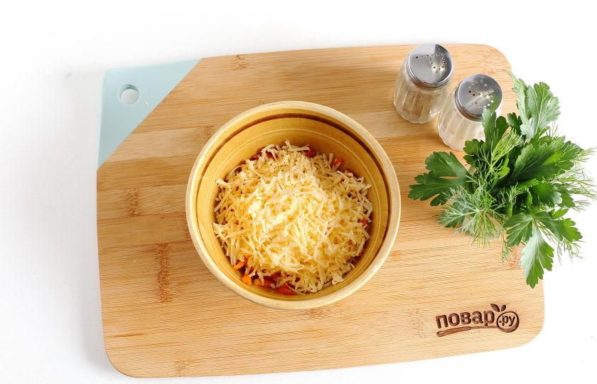 1. Этап. Рулетики из кабачков с морковью и сыром: Добавьте тертый на мелкой терке сыр.