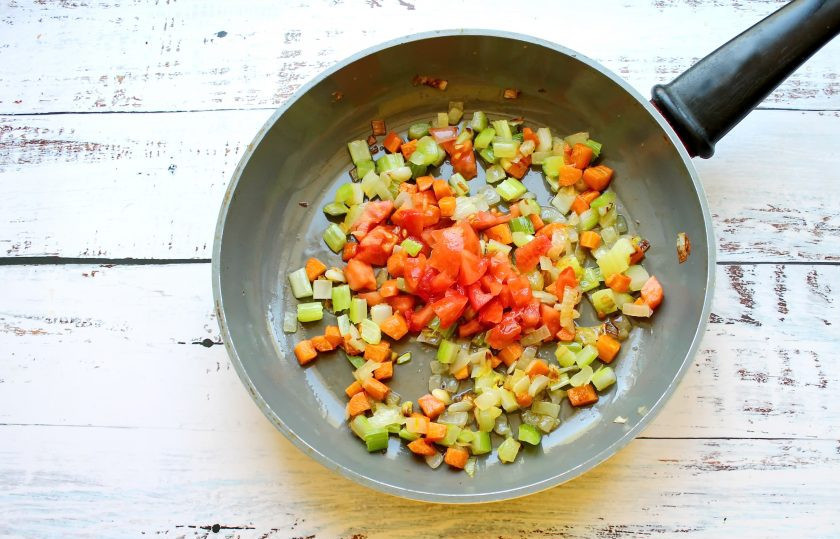 1. Этап. Лампредотто: У помидора удалите кожуру, порежьте мелким кубиком и добавьте к обжаренным овощам.