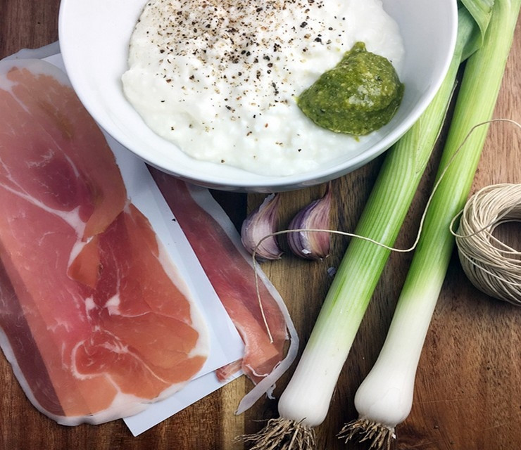 1. Этап. Лосятина в духовке: Подготовьте все ингредиенты. Филе лося вымойте и с помощью острого ножа нарежьте «книжкой», разверните в пласт. Толщина мяса должна быть примерно 6 мм. Поместите мясной пласт между 2-мя кусками пищевой пленки и отбейте молоточком. Смажьте мясо с обеих сторон оливковым маслом, посолите и поперчите. Отложите пока в сторону.