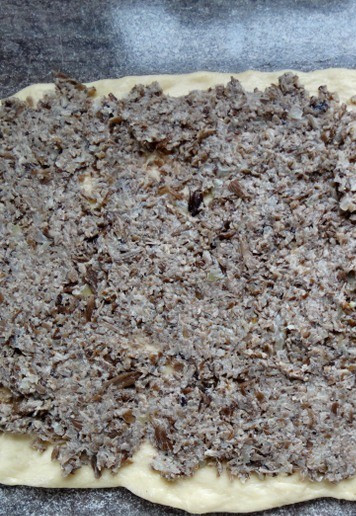 1. Этап. Булочки с грибами под сырной глазурью: Тесто раскатать в тонкий прямоугольный пласт. Нанести остывшую начинку.