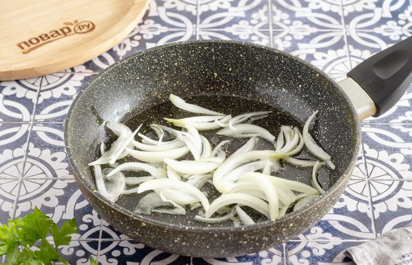 1. Этап. Заправка для корейской моркови: Разогрейте растительное масло в сковороде. Добавьте порезанный перьями репчатый лук. Жарьте 3-4 минуты на среднем огне. Затем отделите лук от растительного масла.