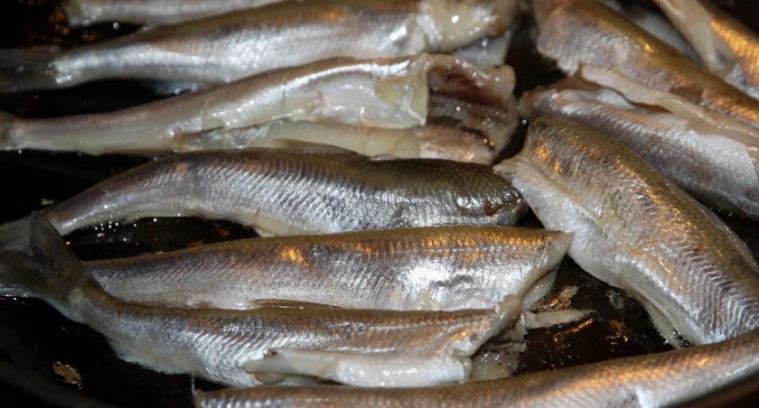 1. Этап. Корюшка в маринаде: 2. Сковороду ставим на огонь, наливаем в неё немного подсолнечного масла. Отправляем рыбку на раскаленную поверхность, слегка обжариваем рыбку с двух сторон (чтобы еле-еле схватилась).