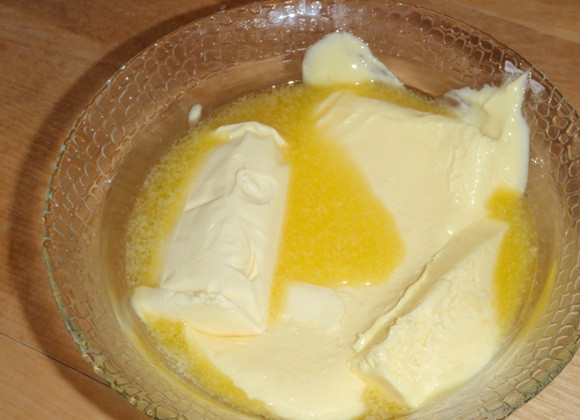 1. Этап. Вкусный пирог с мясом: Размягченное сливочное масло смешиваем со сметаной, солью и разрыхлителем.