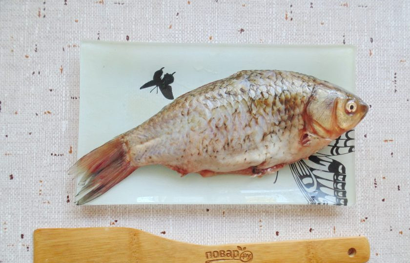 1. Этап. Карась в духовке на луковой подушке: Рыбу очистите, удалите плавники и внутренности. Тщательно вымойте внутри.