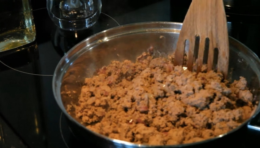 1. Этап. Блины, фаршированные ливером: 3. Добавьте ливер, обжарьте все вместе. Если смесь получилась сухой, добавьте немного бульона, в котором варилось сердце.