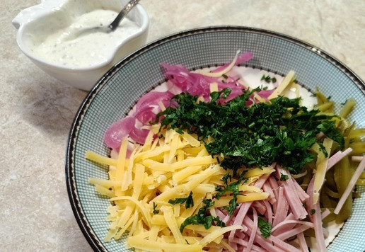 1. Этап. Салат Старый Мюнхен: Сыр натереть на терке или тоже тоже тоненько нарезать. Нарубить укроп и петрушку.