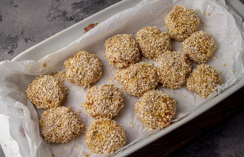 1. Этап. Наггетсы в духовке без масла: Форму для выпечки или противень выстелите пергаментом. Выложите все заготовки. Запекайте в заранее разогретой духовке до 200 градусов на 20 минут.