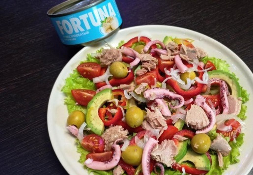 1. Этап. Салат Морское путешествие: Сверху распределить кусочки осьминога и кусочки консервированного тунца. Полить оливковым маслом. Перед подачей сбрызнуть крем-бальзамиком и посыпать красной икрой. Сразу же подавать на стол! Приятного аппетита!