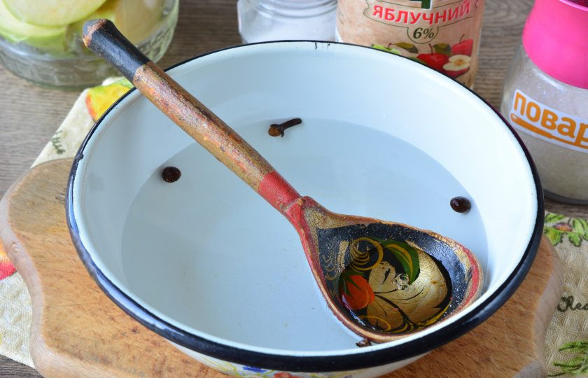 1. Этап. Маринованные яблоки на зиму без стерилизации: Влейте уксус, и выключите огонь.