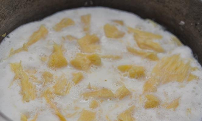 1. Этап. Тыквенная каша: Затем брусочки укладываем в кастрюлю и заливаем молоком, чтоб все кусочки тыквы были полностью покрыты.