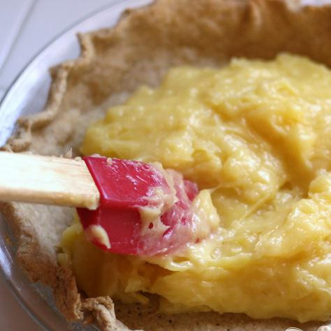 1. Этап. Бабушкин фруктовый пирог: Теперь переложите ананасовое пюре в вашу основу пирога.