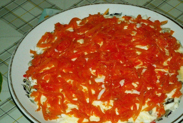 1. Этап. Салат с рыбными консервами: Отварную морковь трем на средней терке. Выкладываем следующим слоем.