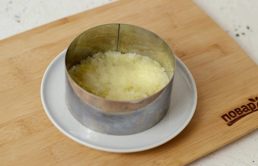 1. Этап. Вегетарианская Мимоза: Выложите нижний слой салата из картофеля. Посолите и промажьте майонезом.