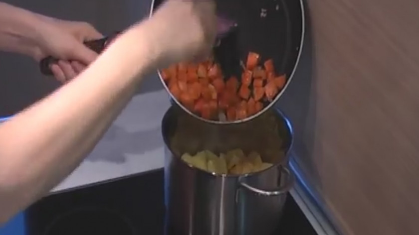 1. Этап. Рагу из курицы и овощей: Выложить картофель в кастрюлю с мясом. Обжарить морковь и лук до золотистого цвета и тоже всё выложить в кастрюлю с картофелем и мясом.