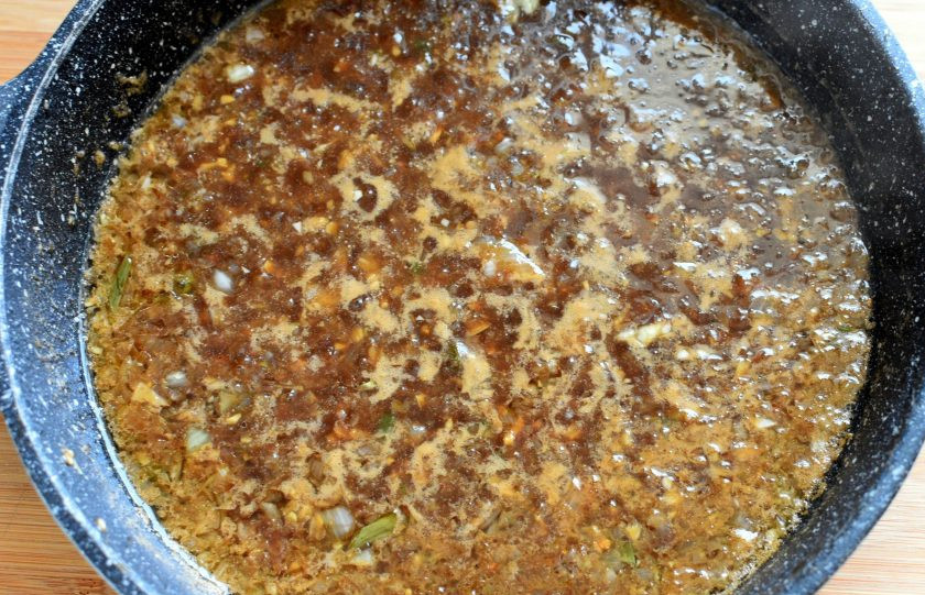 1. Этап. Курица в имбирно-пивной глазури: Влейте пиво и соевый соус, доведите содержимое сковороды до кипения и дайте немного увариться при ровном кипении – пару минут будет достаточно.