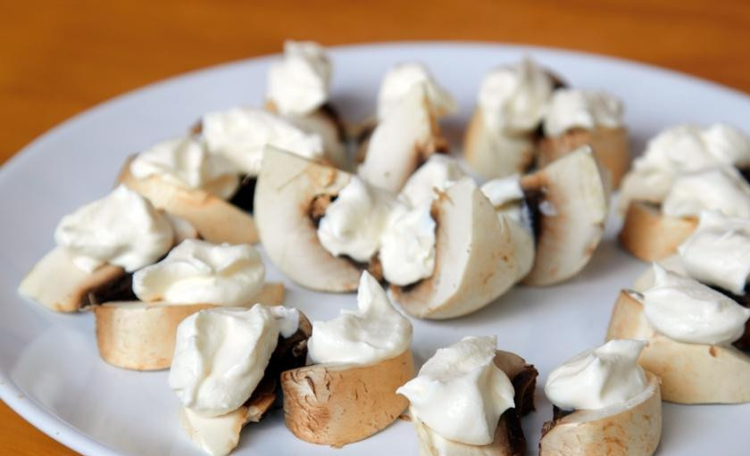 1. Этап. Шампиньоны с красной икрой: Каждый кусочек шампиньона сверху помазываем сметаной.