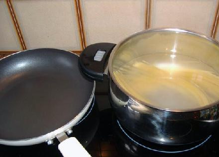 1. Этап. Кремовая паста с лососем: В это время отвариваем спагетти.