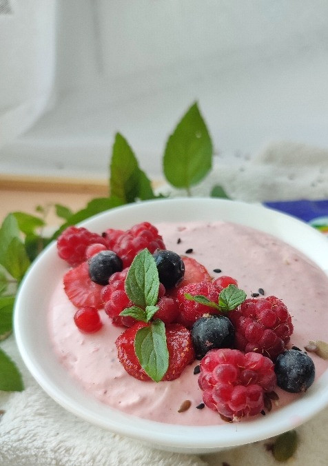 1. Этап. Клубничный боул с творожным сыром: Посыпаем семенами. Либо можно посыпать гранолой, хлопьями.