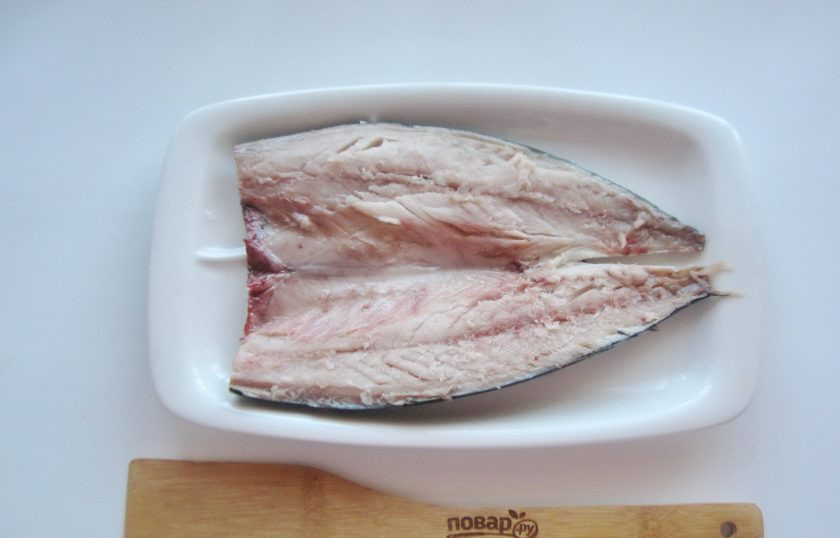 1. Этап. Скумбрия соленая в морозилке: Удалите все кости, помойте рыбу. Высушите бумажной салфеткой или полотенцем.