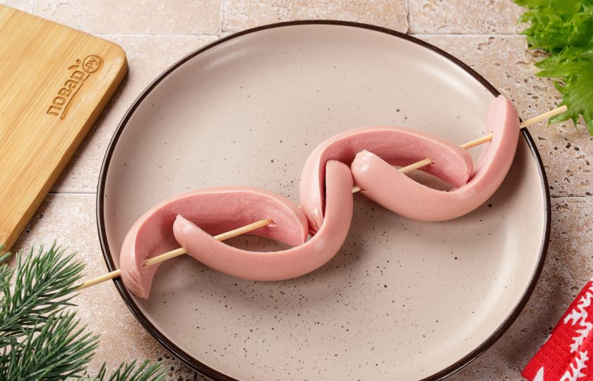 1. Этап. Закусочные Змейки из сосисок с помидорами и сыром: На шпажки поочерёдно нанизайте сосиски как на фото.