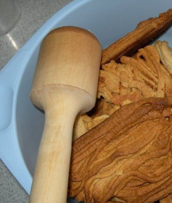 1. Этап. Торт Муравейник без выпечки: 1. Печенье толчем толкушкой.