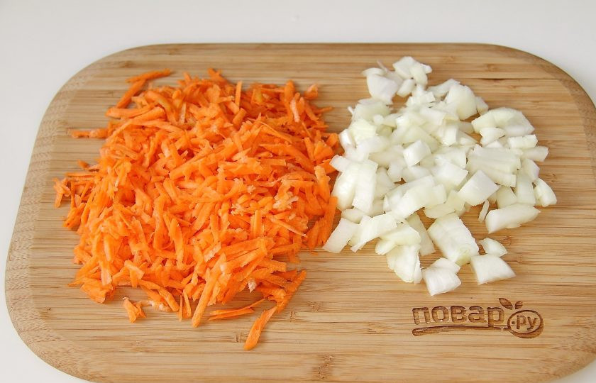 1. Этап. Гороховый суп с помидорами: Тем временем лук нарежьте кубиками, морковь натрите на терке.