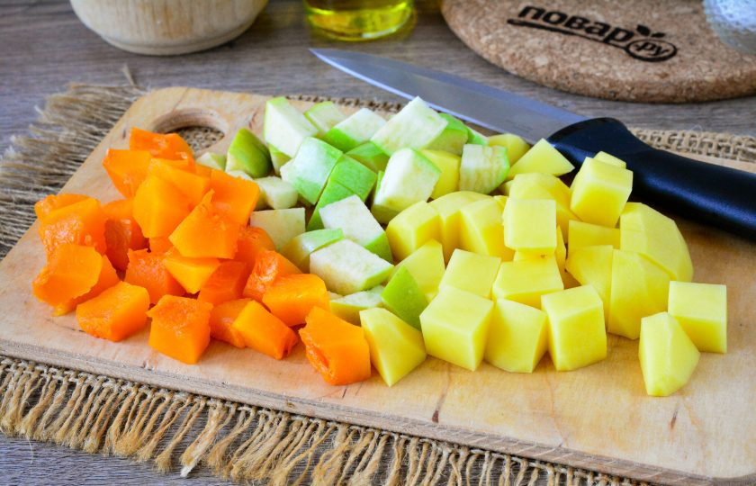 1. Этап. Гуляш по-мароккански: Также подготовьте картофель, яблоки и тыкву — все нарежьте небольшими кубиками. Яблоки лучше используйте кисло-сладкие.