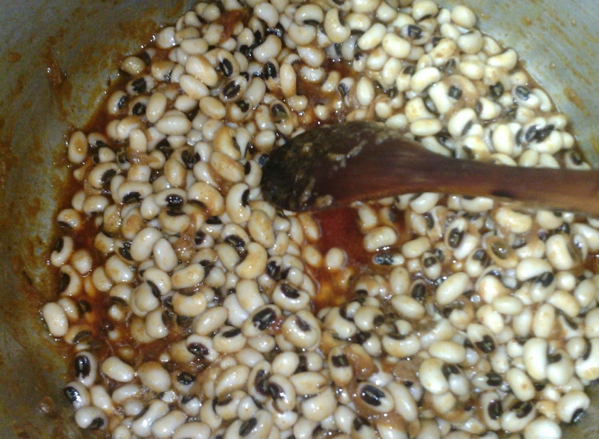 1. Этап. Белое лобио: И напоследок добавляем фасоль, тушим все до готовности, пока фасоль не будет мягкой. Вот наше белое лобио и готово! Подавать можно украсив зеленью. Приятного аппетита)