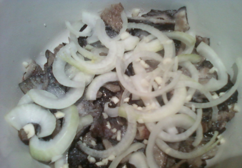 1. Этап. Грузди соленые без варки: 5. Пересыпаем грузди солью, чесноком, лавровым листом и луком. Под гнетом держим еще неделю и тогда уже можно есть!