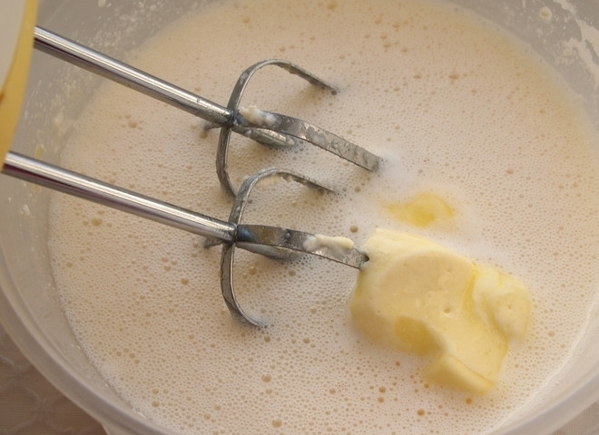 1. Этап. Яблочный пирог с творогом и цукатами: 3. Масло заранее достаю из холодильника (использую уже размягченное), добавляю его в тесто.