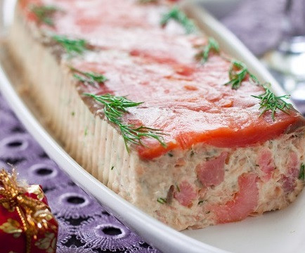 1. Этап. Парфе из креветок: Перед подачей вынимаем парфе из формы им перекладываем на красивую тарелку. Сверху украшаем веточками укропа. Приятного аппетита!