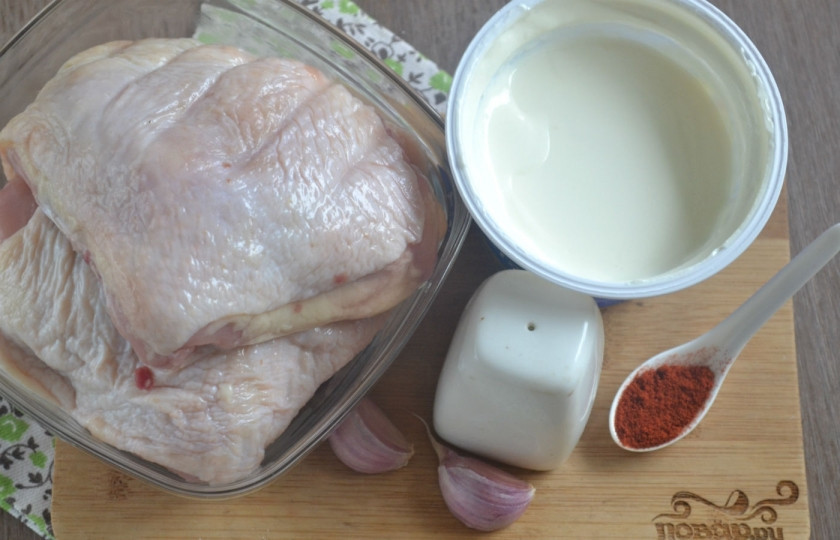 1. Этап. Куриные бедра под соусом: Приготовьте все необходимые ингредиенты. Куриные бедра промойте в проточной воде и хорошенько обсушите бумажными полотенцами.