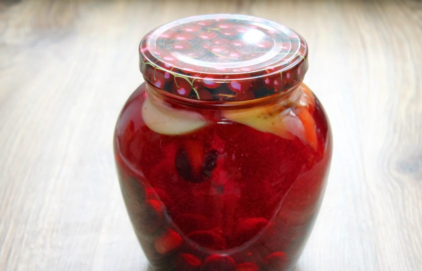 1. Этап. Компот из яблок и терна на зиму: Снова залейте банку кипящим отваром и закатайте крышкой. Переверните вверх дном и укутайте до остывания. Уберите для хранения в темное, холодное место.