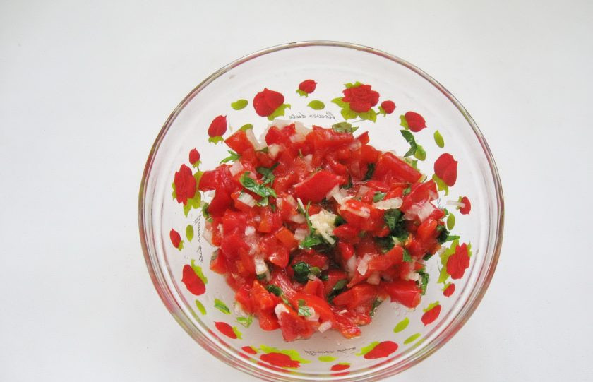 1. Этап. Сальса из печеного перца: Перемешайте соус.