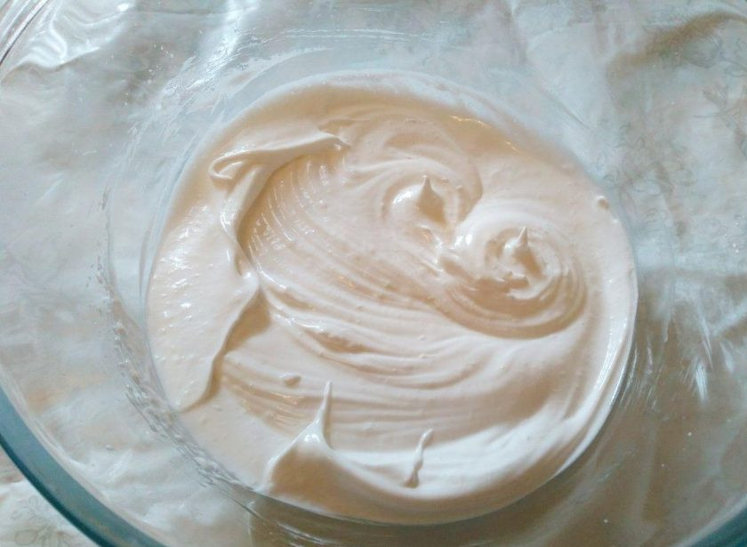 1. Этап. Печенье-безе с овсяным толокном: Продолжайте взбивание до полного растворения сахара и получения стойкой глянцевой массы.