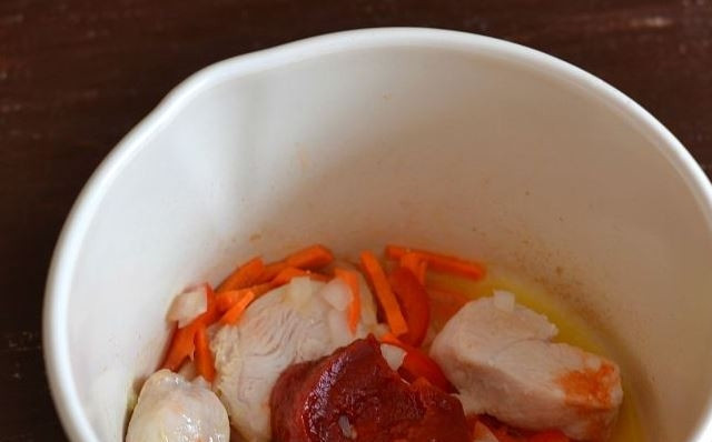 1. Этап. Красный борщ с курицей: Добавьте в сотейник томатную пасту и обжаривайте овощи с курицей и томатной пастой в течение пяти-десяти минут. При необходимости влейте еще масла или пару столовых ложек воды.